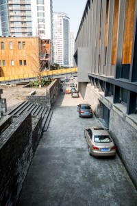 宁波美术馆的“小巷”是可以穿行的通道,和建筑的次入口